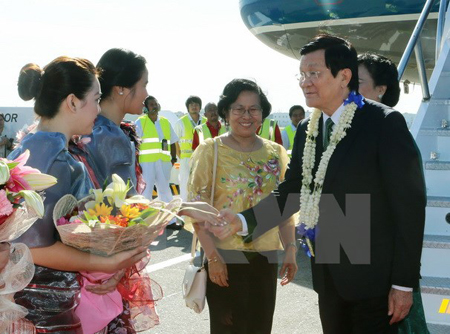 Bộ trưởng Bộ Năng lượng Philippines Zenaida Monsada đón Chủ tịch nước Trương Tấn Sang tại sân bay.